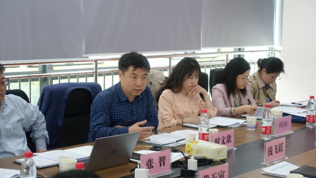 一些人在桌子前中度可信度描述已自动生成