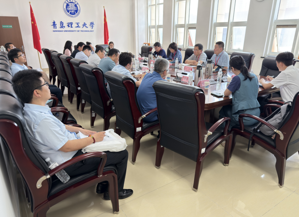 会议室里的人们AI 生成的内容可能不正确。