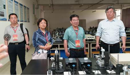 人们站在房间里AI 生成的内容可能不正确。